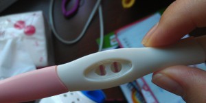 怀孕多久能用验孕棒测出来？验孕棒不准的原因有哪些？